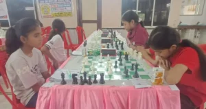 Wearing a red T-shirt, Mohini Pandit was playing with the black pieces.