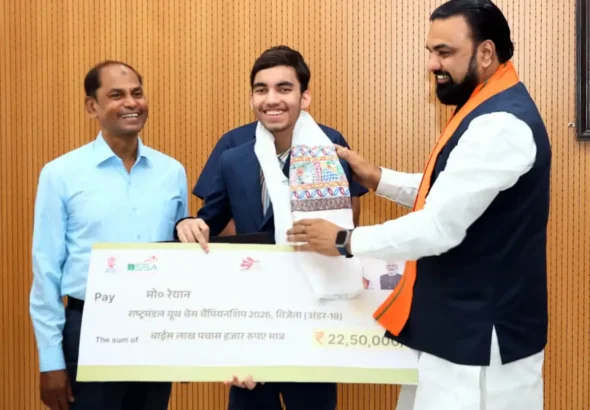 Bihar Chief Minister Samrat Choudhary presented a cheque of Rs 22.5 lakh to Commonwealth chess winner Md Reyan in Patna on June 6, 2026.
