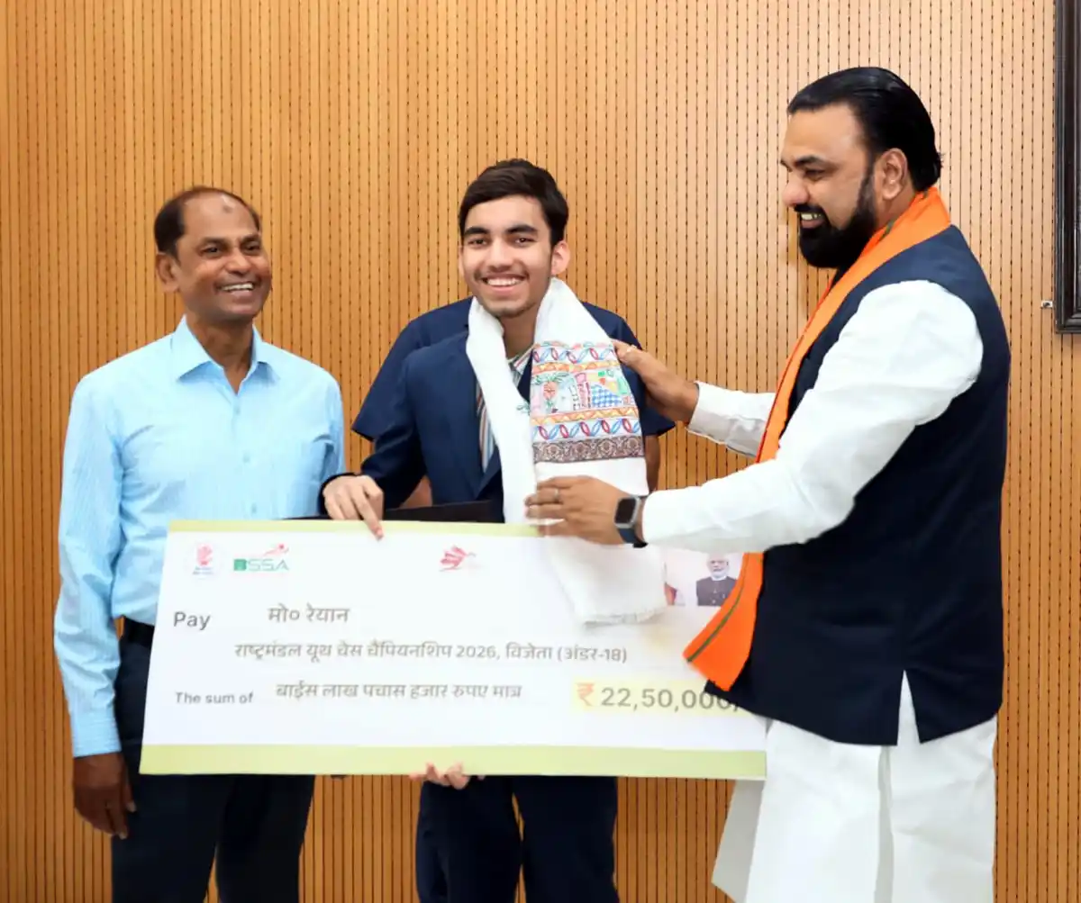Bihar Chief Minister Samrat Choudhary presented a cheque of Rs 22.5 lakh to Commonwealth chess winner Md Reyan in Patna on June 6, 2026.