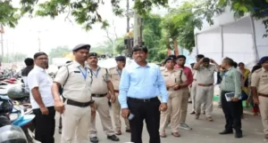 Patna district magistrate Dr. Thiyagarajan S.M. (in centre)
