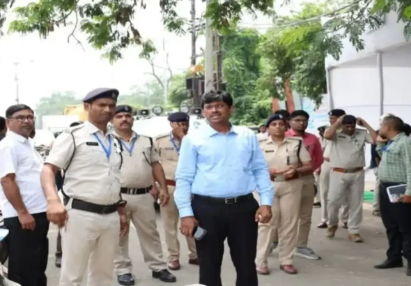 Patna district magistrate Dr. Thiyagarajan S.M. (in centre)