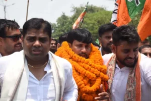 Bihar BJYM President Jitendra Singh (centre)