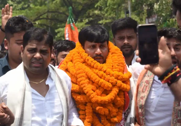 Bihar BJYM President Jitendra Singh (centre)