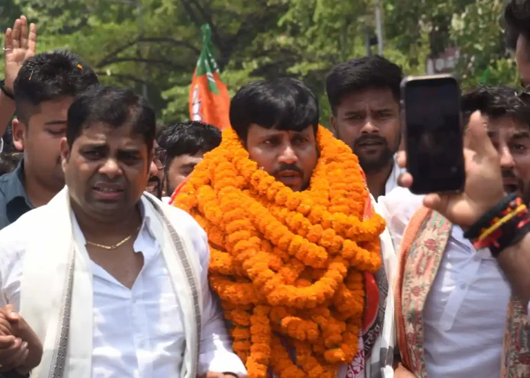 Bihar BJYM President Jitendra Singh (centre)