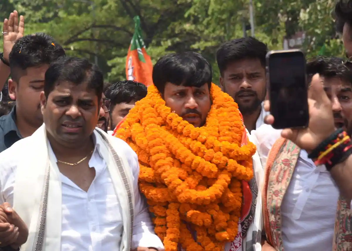 Bihar BJYM President Jitendra Singh (centre)