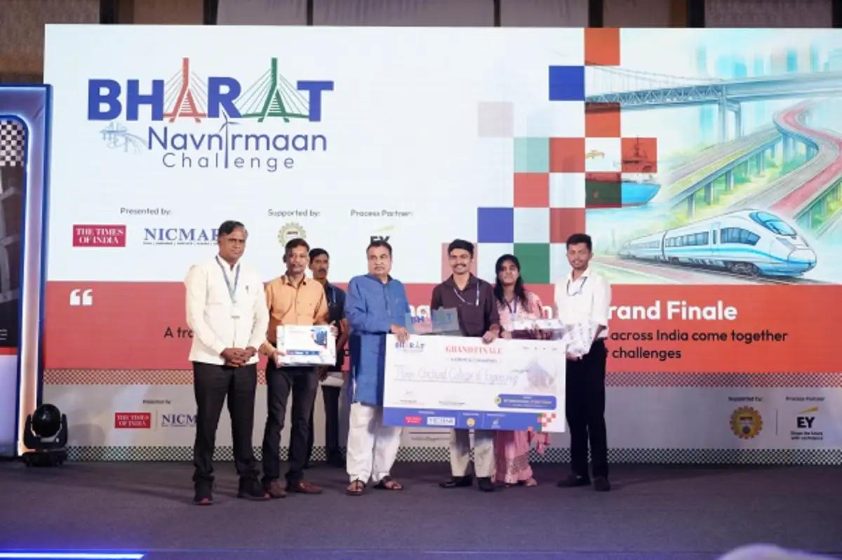 Shri Nitin Gadkari, Union Minister for Road Transport & Highways, felicitating winners of the Inaugural Bharat Nav-Nirmaan Challenge 2025-26 Grand Finale organised by NICMAR