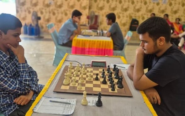 A view of the game between Jayesh Mishra (White) and Praneet Sinha (Black).