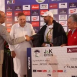 Champion Khalin Joshi receives his trophy and cheque from Dr. Farooq Abdullah, former Chief Minister of J&K (2nd from left), Mr. Nasir Aslam Wani, Advisor to the Honourable Chief Minister of J&K (extreme left) and Mr. Amrit Mathur, League Commissioner of DP World PGTI's 72 The League (extreme right)