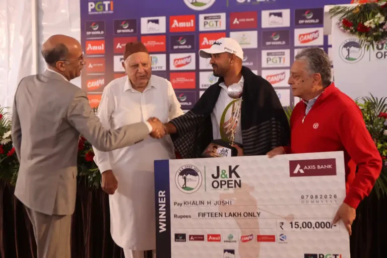 Champion Khalin Joshi receives his trophy and cheque from Dr. Farooq Abdullah, former Chief Minister of J&K (2nd from left), Mr. Nasir Aslam Wani, Advisor to the Honourable Chief Minister of J&K (extreme left) and Mr. Amrit Mathur, League Commissioner of DP World PGTI's 72 The League (extreme right)