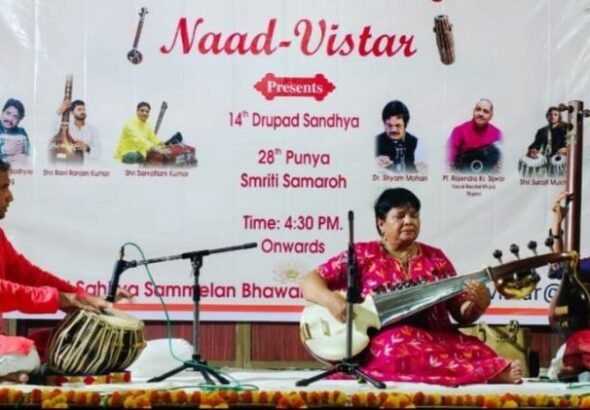 Dr Rita Das performs the sarod at the Pandit Siyaram Tiwari Memorial Programme organised by Naad Vistaar. Kolkata’s Surjit Mukherjee accompanied her on the tabla.