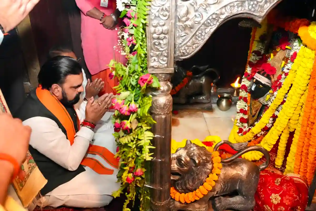 CM Samrat Choudhary Offers Prayers at Thawe Temple, Prays for Bihar’s Prosperity