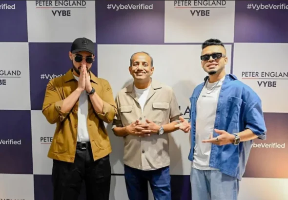 From L-R: India’s Leading artist Tricksingh with Anand Aiyer, Chief Business Officer, Peter England and THE IMBACHI