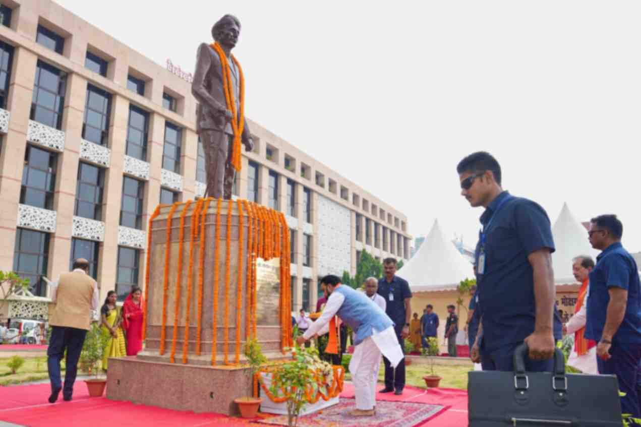 Bihar CM Samrat Choudhary offers floral tributes to Bharat Ratna Dr Mokshagundam Visvesvaraya on his birth anniversary in Patna on September 15, 2026.