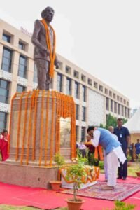 Bihar CM Samrat Choudhary offers floral tributes to Bharat Ratna Dr Mokshagundam Visvesvaraya on his birth anniversary in Patna on September 15, 2026.