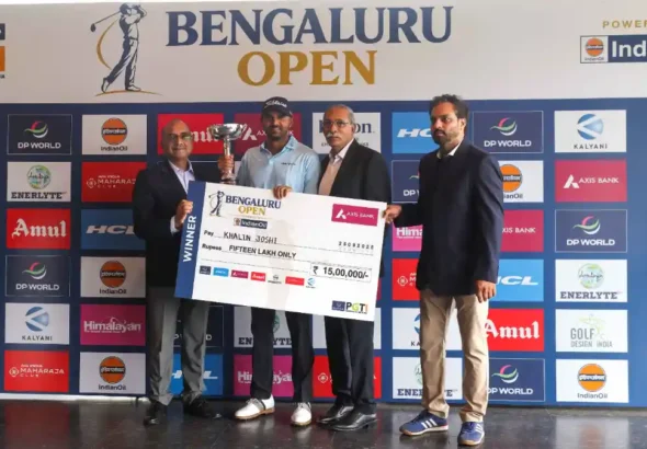 Champion Khalin Joshi (2nd from left) receives his trophy and cheque from Mr. Siddharth Agarwal, Executive Director & State Head – IndianOil Corporation Ltd (extreme left), Col. C P Nanjappa, President, KGA (2nd from right) and Mr. Vikas Singh, Chief Business Officer, DP World PGTI (extreme right).