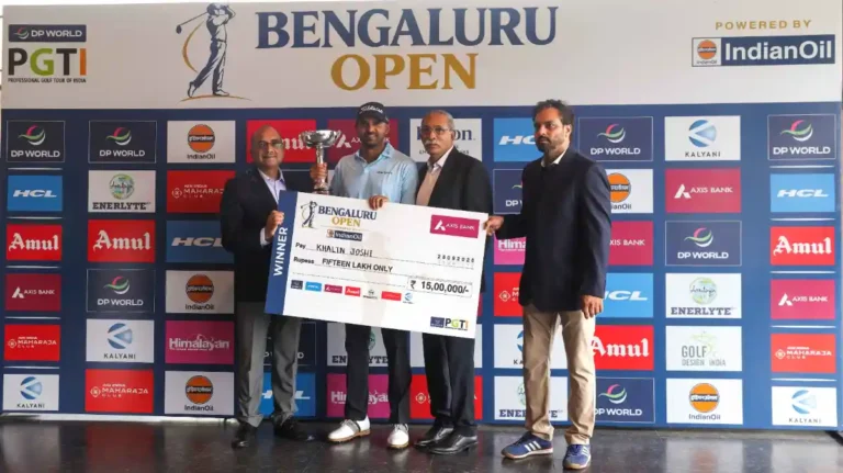 Champion Khalin Joshi (2nd from left) receives his trophy and cheque from Mr. Siddharth Agarwal, Executive Director & State Head – IndianOil Corporation Ltd (extreme left), Col. C P Nanjappa, President, KGA (2nd from right) and Mr. Vikas Singh, Chief Business Officer, DP World PGTI (extreme right).