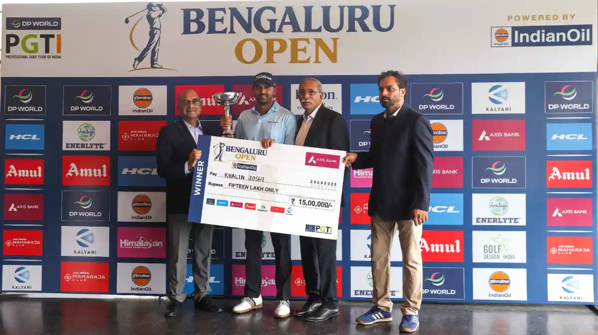Champion Khalin Joshi (2nd from left) receives his trophy and cheque from Mr. Siddharth Agarwal, Executive Director & State Head – IndianOil Corporation Ltd (extreme left), Col. C P Nanjappa, President, KGA (2nd from right) and Mr. Vikas Singh, Chief Business Officer, DP World PGTI (extreme right).