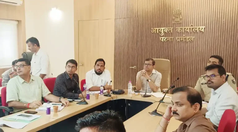 A meeting chaired by Patna Commissioner Rajesh Kumar was held to improve traffic management in Patna.