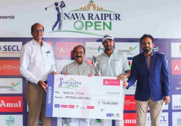 Champion Khalin Joshi (2nd from right) receives his trophy from the Honourable Deputy Chief Minister of Chhattisgarh Shri Arun Sao (2nd from left). Shri Shyam Sunder Bajaj, Vice President & Head of State, Corporate Affairs & Corporate Communications, Chhattisgarh (extreme left) and Mr. Vikas Singh, Chief Business Officer, DP World PGTI (extreme right), were also present on the occasion.