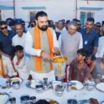 Bihar CM Samrat Choudhary Serves Food to Flood-Affected Residents in Sonepur