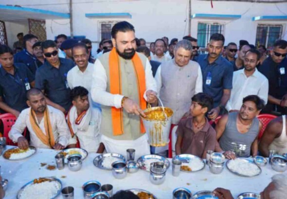 Bihar CM Samrat Choudhary Serves Food to Flood-Affected Residents in Sonepur