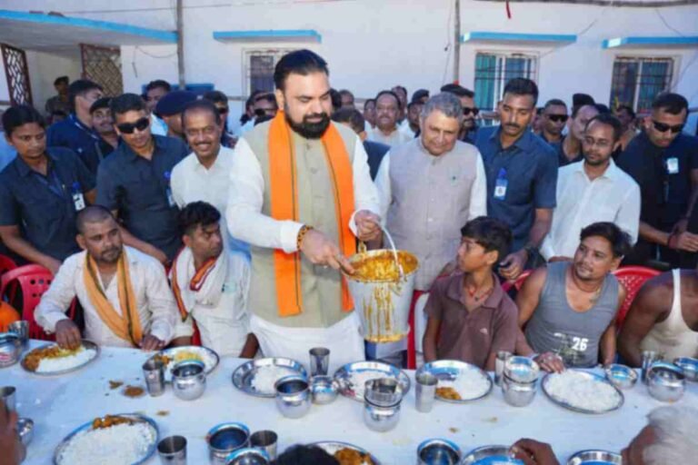 Bihar CM Samrat Choudhary Serves Food to Flood-Affected Residents in Sonepur
